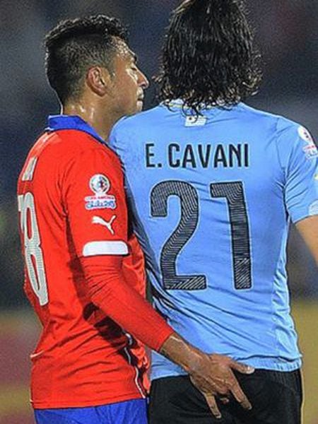 Jara agride a Cavani no Chile-Uruguai.