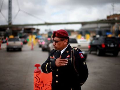 Um ex-soldado do exército dos EUA protesta em Tijuana contra as deportações de veteranos.