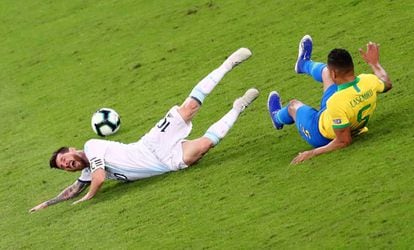 Messi é derrubado por Casemiro no clássico sul-americano.