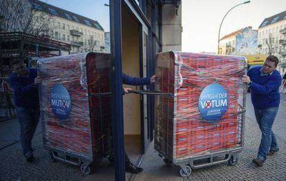 Membros do SPD alemão transportam cédulas para a votação deste domingo.