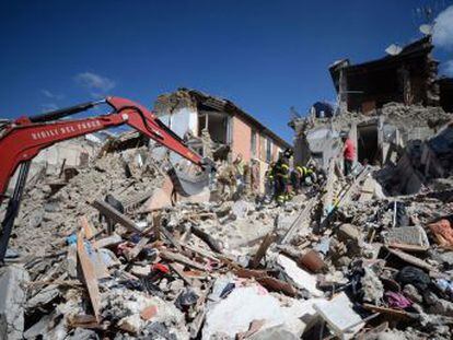 Terremoto que deixou rastro de destruição e mortes atinge uma das áreas de maior risco sísmico da Itália