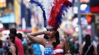 Um modelo semidesnuda passeia por Times Square, em Nova York.