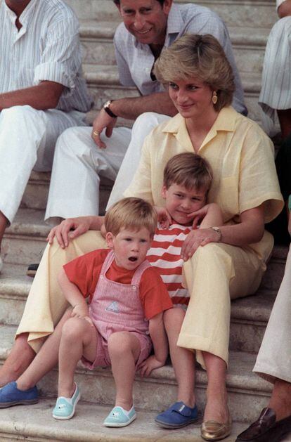 Lady Diana com seus filhos, Henry e William, em 1987.