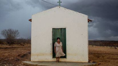 Maria Antônia Butão, de 77 anos, junto a uma pequena capela próxima a sua casa. Seus avós lutaram na guerra.