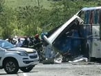 Resgate de vítimas de acidente entre um ônibus e um caminhão na manhã desta quarta-feira (25), na região de Taguaí, interior de São Paulo, deixou ao menos 40 mortos.