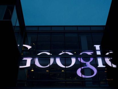 Um escritório com o logotipo de Google.