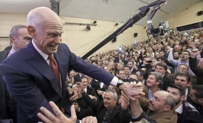 Giorgos Papandreu durante a reunião inaugural do novo partido.