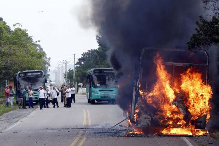 Ônibus incendiado na semana passada.
