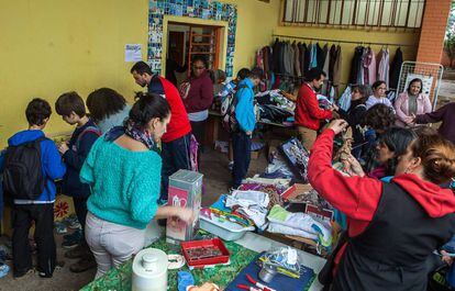 Pais organizam Bazar com peças doadas pela comunidade para arrecadar dinheiro para a escola