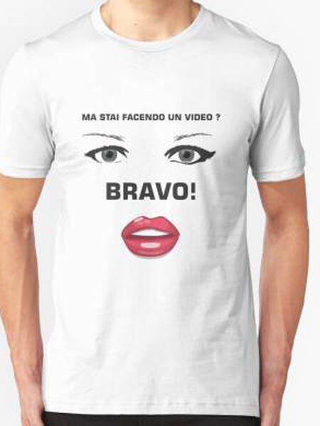 Camiseta com ironias à jovem italiana.