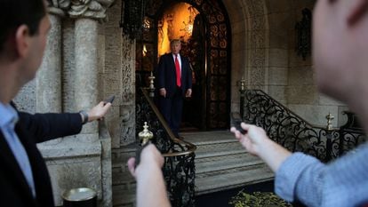 O então presidente Trump fala a jornalistas na porta da sua mansão Mar-a-Lago, após reunião com funcionários do Pentágono, em dezembro de 2020.