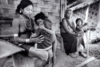 Gentil, compassivo e religiosamente tolerante, o povo indígena jumma do sudeste montanhoso de Bangladesh, que inclui as tribos chakma e marma, difere étnica e linguisticamente da maioria bengalesa. Uma mãe chakma deposita seu bebê recém-nascido em seu "dhulon", o berço tradicional jumma. Para dormir, a sua mãe entoa cantigas de ninar conhecidas como "olee daagaanaa". Atualmente, no entanto, os colonos quase superam em número as crianças jummas e seus pais, a quem o exército trata de forma brutal. “Em um só episódio de genocídio, centenas de homens, mulheres e crianças foram queimados vivos em seus lares de bambu”, denuncia a pesquisadora Sophie Grig, da organização Survival International.