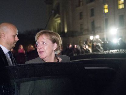 Merkel deixa o local das negociações, na madrugada desta sexta-feira