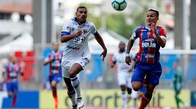 Jogadores de Fortaleza e Bahia em confronto pelo campeonato brasileiro