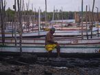 Na colônia de pescadores mais antiga da Grande Recife, em Itapissuma, trabalhadores já veem fluxo de clientes diminuir por medo de contaminação 