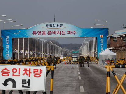 Entrada da Zona Desmilitarizada que separa as duas Coreias pela ponte de Tongil (“reunificação”).