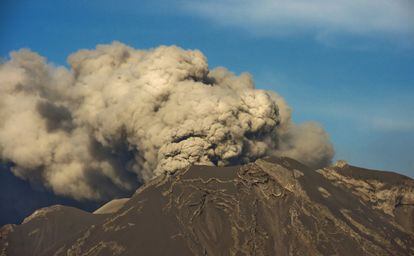 Vista do vulcão Calbuco, na sexta-feira, 24 de abril.