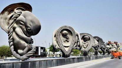 Esculturas da instalação ‘A Viagem Maravilhosa’ diante do hospital Sidra, no Catar.