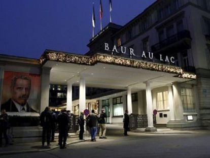 Jornalistas diante do hotel de Zurique onde os dirigentes foram presos.