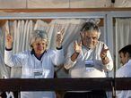 José Mujica y la diputada Lucía Topolanski, saludan a la multitud de seguidores desde el balcón del hotel donde el Frente Amplio basó su sede de campaña, el 31 de octubre de 2004, en Montevideo (Uruguay).