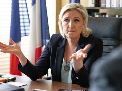Marine Le Pen durante a entrevista realizada terça-feira em seu escritório.