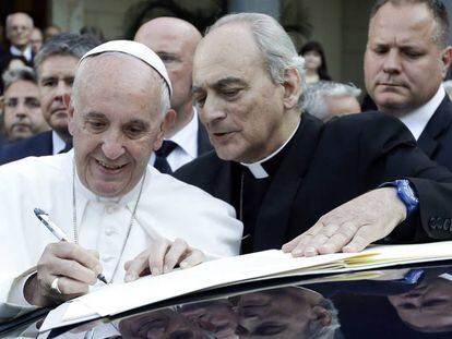 O Papa, junto ao monsenhor Marcelo Sanchez Sorondo.