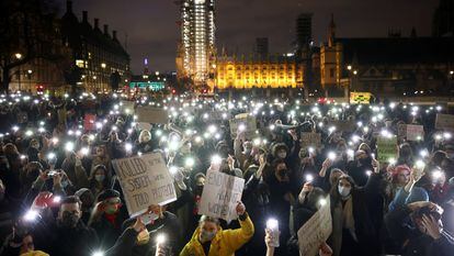 Milhares de londrinos protestam contra o assassinato de Sarah Everard, neste domingo, em frente ao Parlamento britânico. Em vídeo, as agressões policiais de sábado e o protesto do domingo.