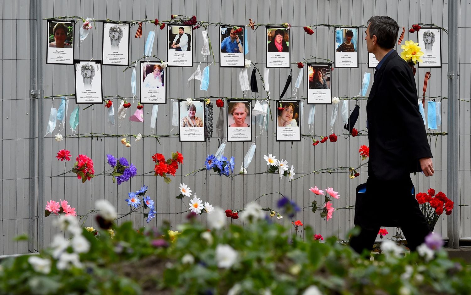 Um homem olha para o memorial aos trabalhadores da saúde mortos por coronavírus em São Petersburgo na segunda-feira.