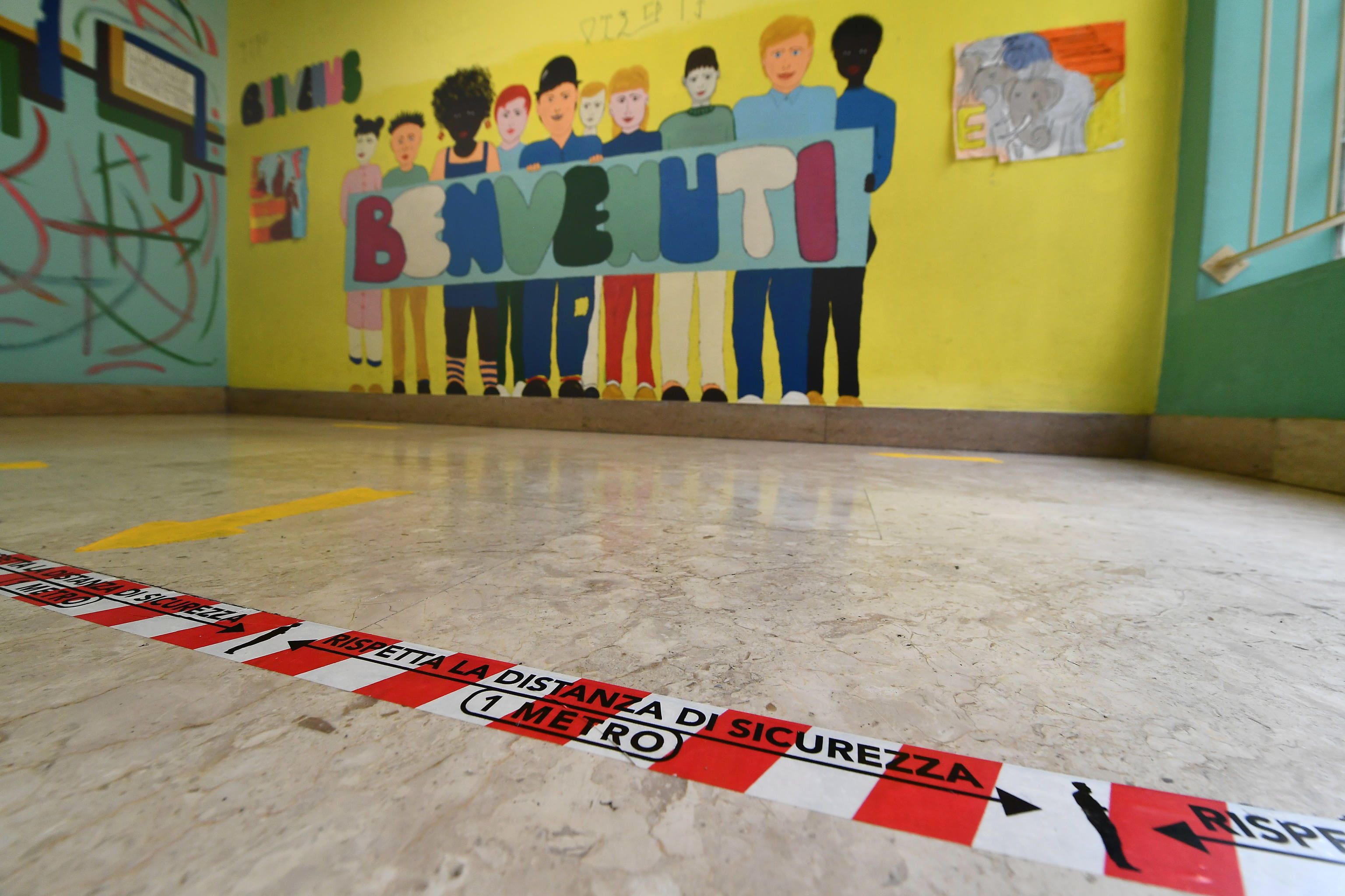 Marcas no chão para garantir distância de segurança em uma escola em Gênova (Itália).