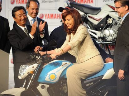 Cristina Fernández, sobre uma moto, nesta quarta-feira.