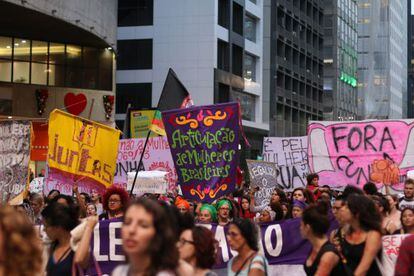 Mulheres protestam contra Cunha na Avenida Paulista.