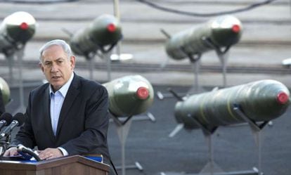 Benjamin Netanyahu com os mísseis interceptados na semana passada.