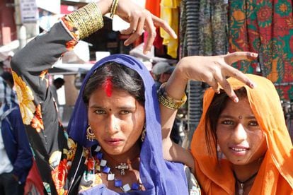 Embora presente em várias regiões da Índia, o ritual procede da comunidade nômade do Rajastão, ancestral dos ciganos da Europa.