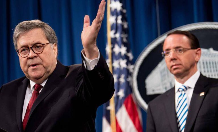 O promotor geral, William Barr, em primeiro plano, com o número dois do Departamento de Justiça, Rod Rosenstein, na quinta-feira em coletiva de imprensa.