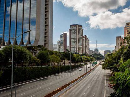Avenida 23 de Maio, umas das principais de São Paulo, vazia na quarentena. No vídeo, Bolsonaro recepciona seus seguidores no Palácio do Planalto.