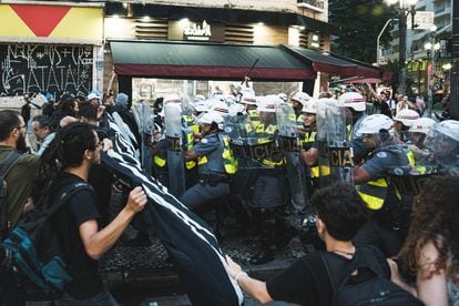 Tropa bloqueia manifestantes quando manifestação estava na Avenida São João