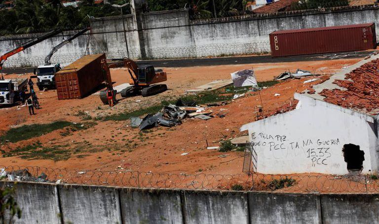 Os containers sendo instalados neste sábado em Alcaçuz.