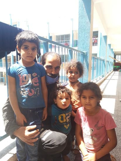 Harb Shokar, com seus quatro filhos, no sábado em Gaza.