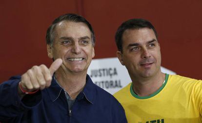 Flávio Bolsonaro ao lado do pai.