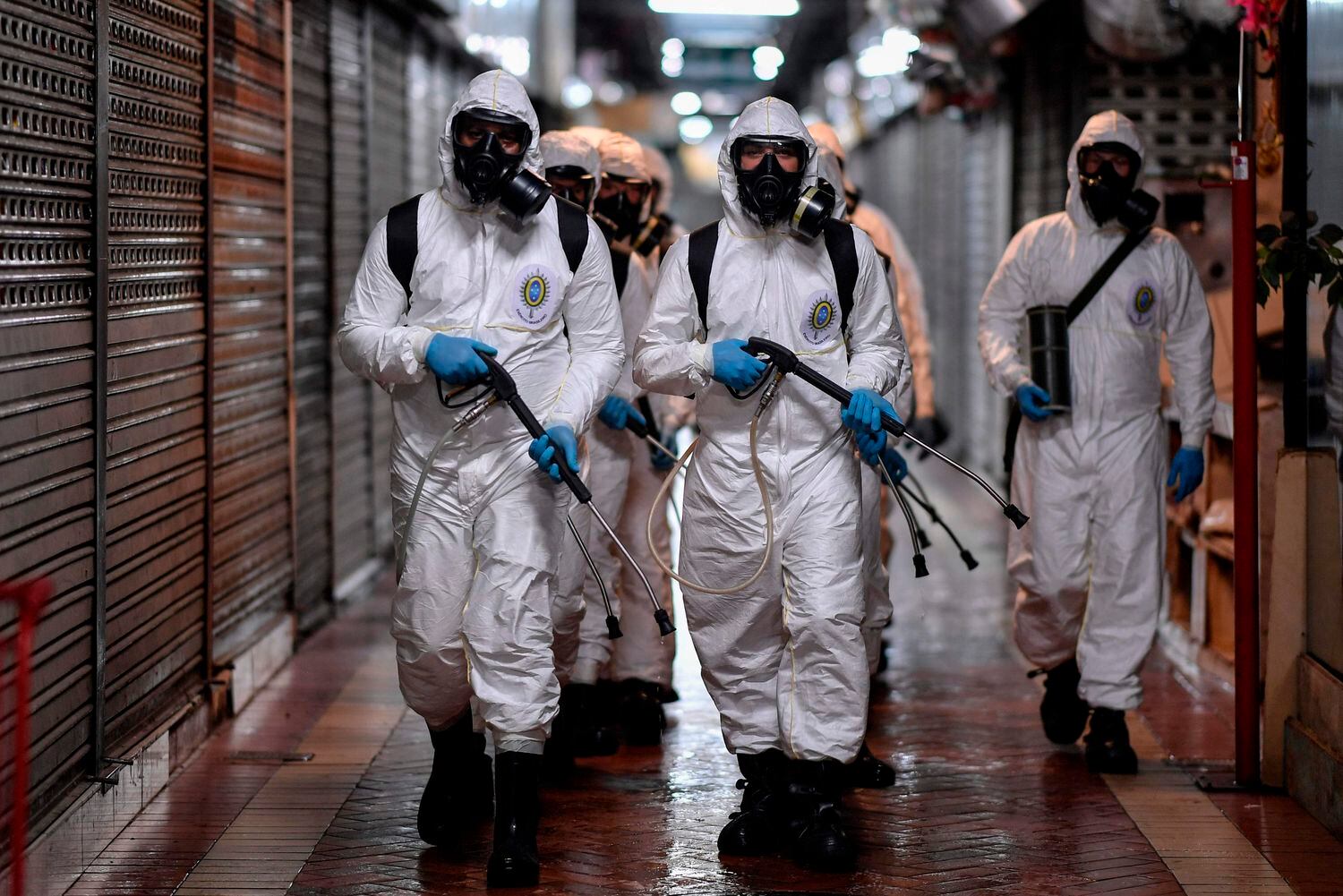 Militares fazem limpeza e desinfecção do Mercado Municipal de Belo Horizonte, em Minas Gerais