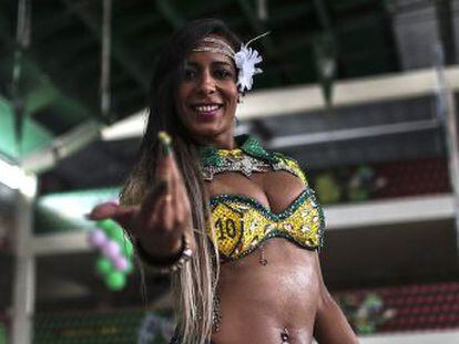 Marcelly Morena foi expulsa de casa aos 16 anos, entrou o mundo do funk e virou princesa do Carnaval da sua cidade, Duque de Caxias. Seu orgulho é romper tabus na tradição do samba