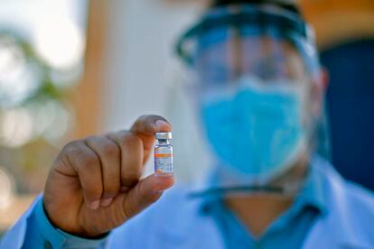 Um médico segura uma dose da Coronavac na cidade Mateus Leite, interior de Minas Gerais.