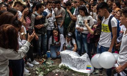 Jovens fazem homenagem a Dilan Cruz, atingido por bomba de gás lacrimogêneo na Colômbia.