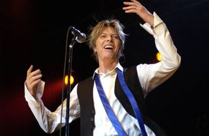 David Bowie durante um show na Alemanha em 2002.