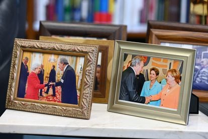 Fotografias do ministro Ricardo Lewandowski com a rainha Elizabeth II (à esquerda) e com Angela Merkel e Dilma Rousseff expostas em seu gabinete.