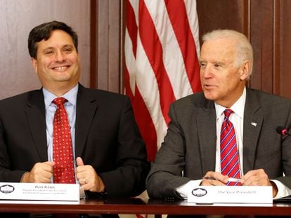 Ronald Klain, à esquerda, e Joe Biden na Casa Branca, em 2014.