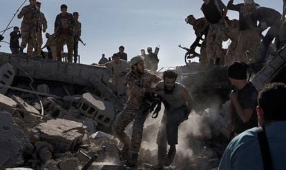 Exército da Líbia prende um membro do Estado Islâmico, em dezembro de 2016: imagem foi uma das vencedoras do World Press Photo.