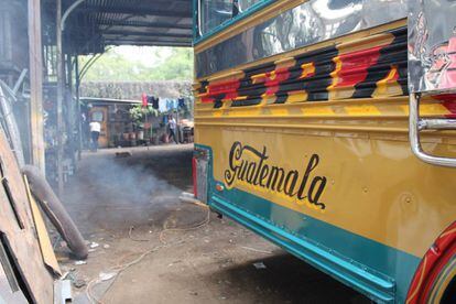 Um ônibus, na Cidade da Guatemala.