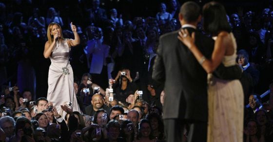 Beyoncé cantando para o casal Obama em 2009.