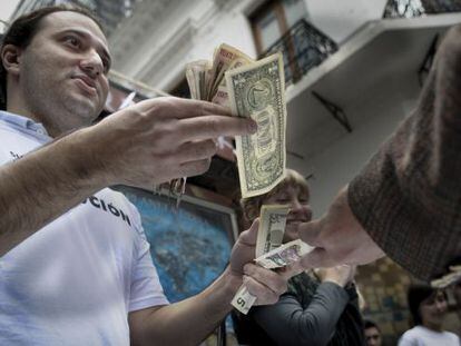 Um político opositor do Governo argentino imita a venda de dólares no mercado negro.